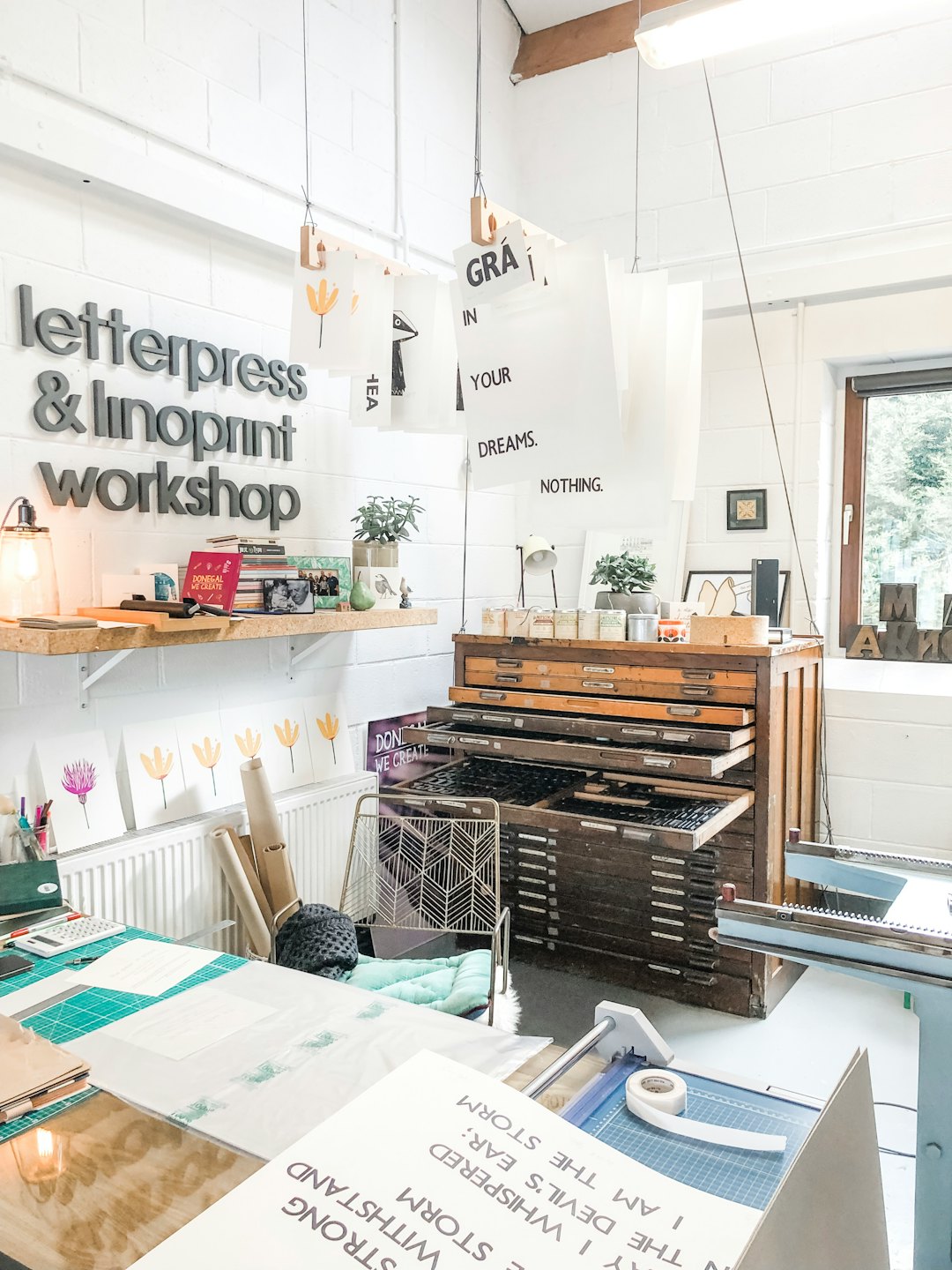 Letterpress- und Linoldruck-Werkstatt mit altem Schriftschrank und Werkzeugen.
