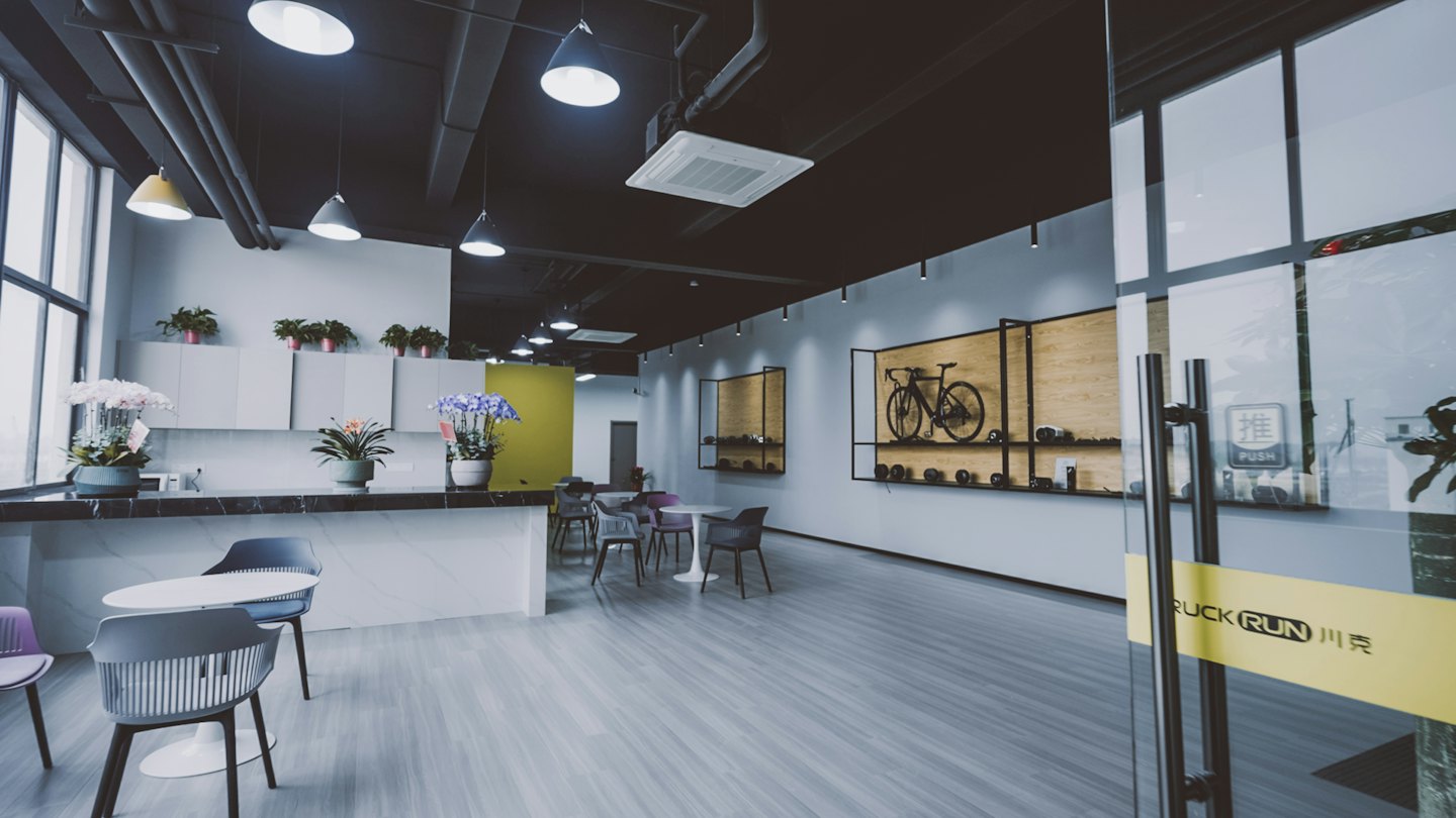 Moderner Bürolounge-Bereich mit Fahrrad-Ausstellung und Sitzgelegenheiten.